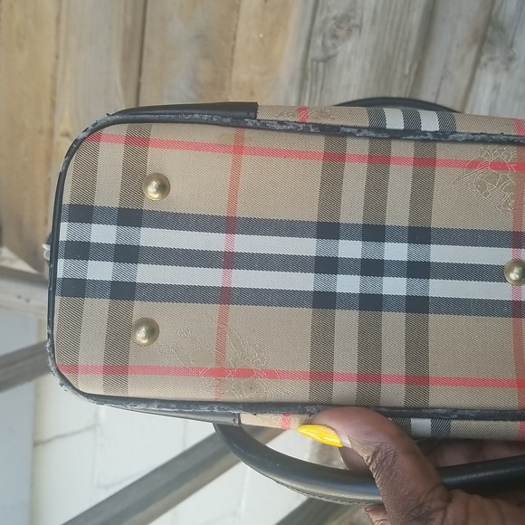 Authentic Burberry Handbag (TOTE)9 - Picture 8 of 13